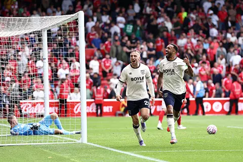 الفوز الأول.. وست هام يقسو على نوتنجهام في 7 دقائق